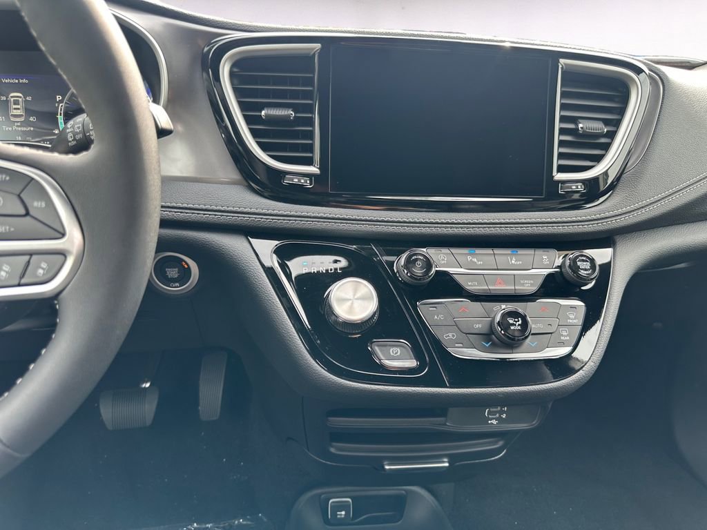 New 2026 Chrysler Pacifica Select image 11