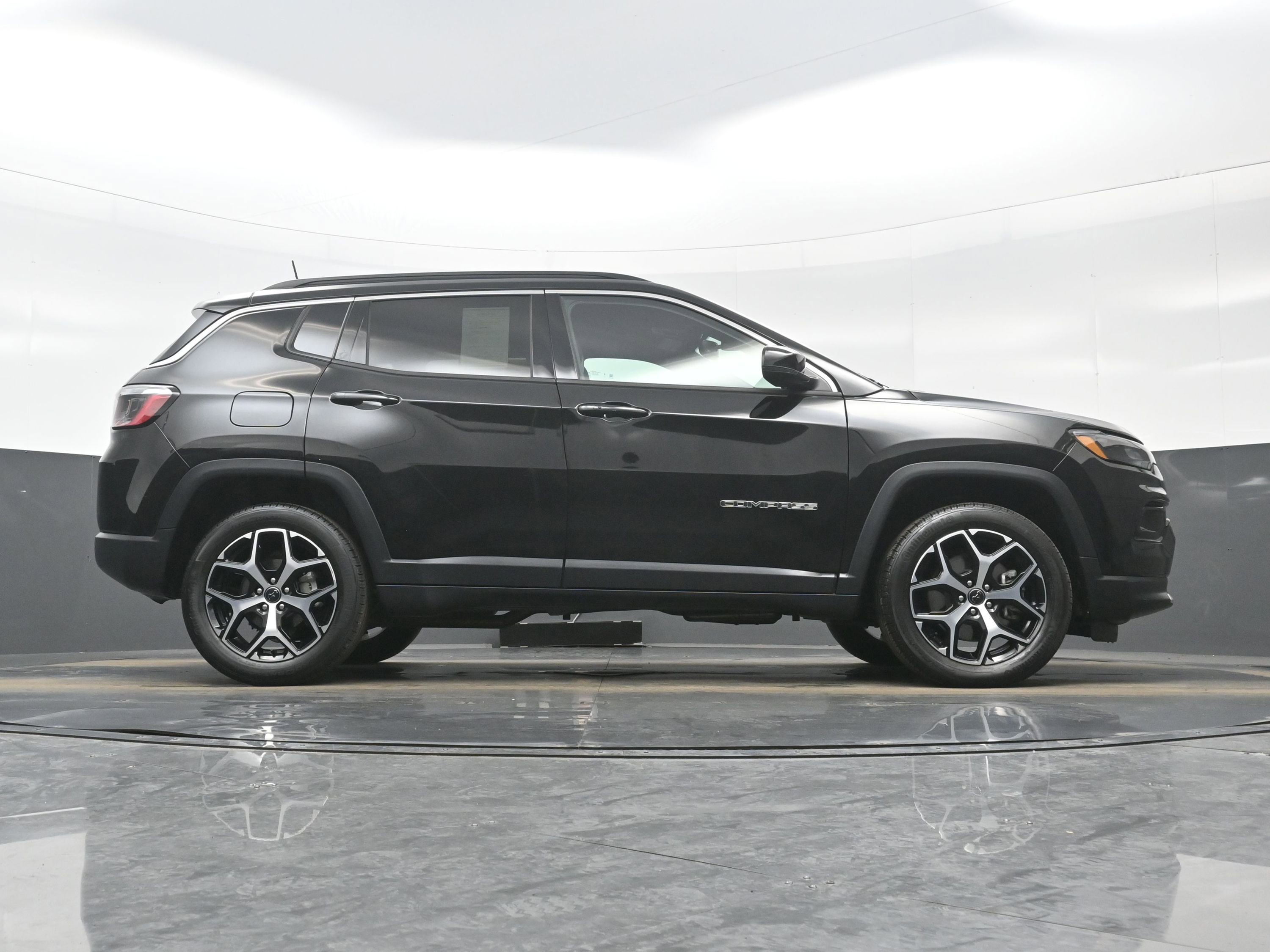 Used 2025 Jeep Compass Limited image 31
