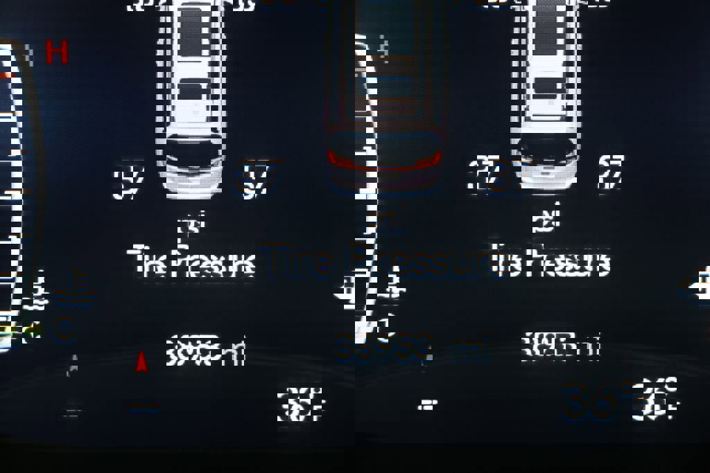 Used 2025 Chrysler Pacifica Select image 17