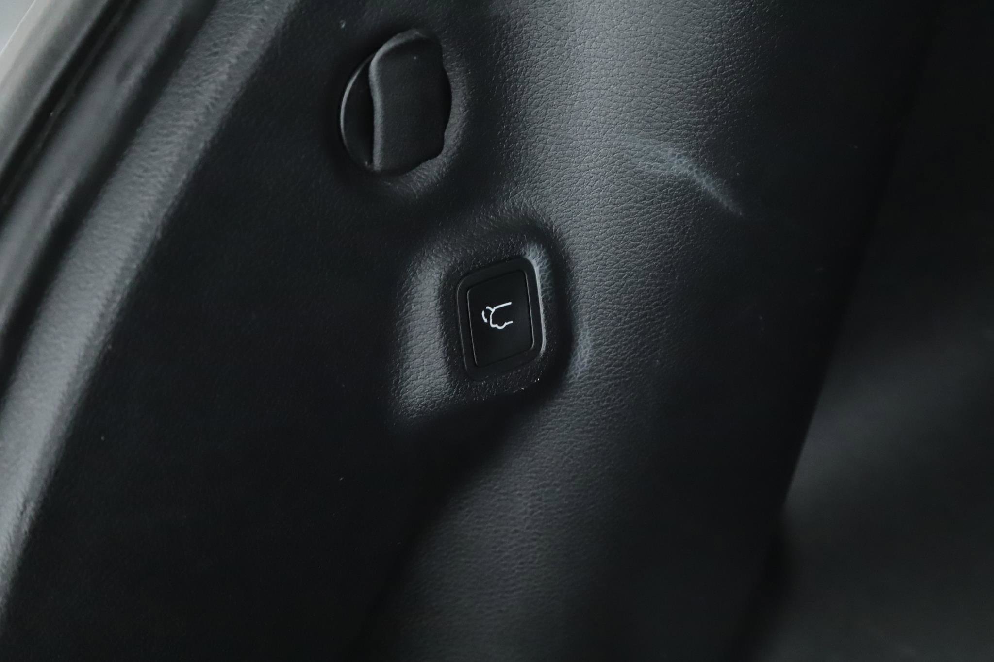 Used 2018 Jeep Compass Limited w/ Navigation Group image 17