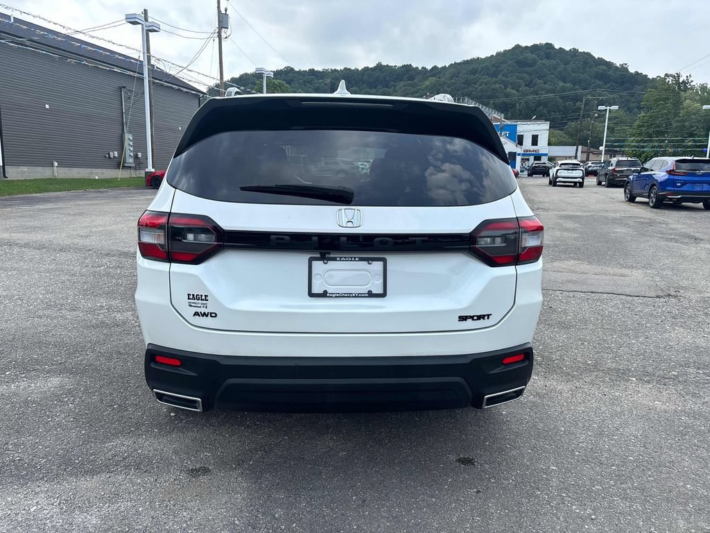 Used 2025 Honda Pilot Sport image 4