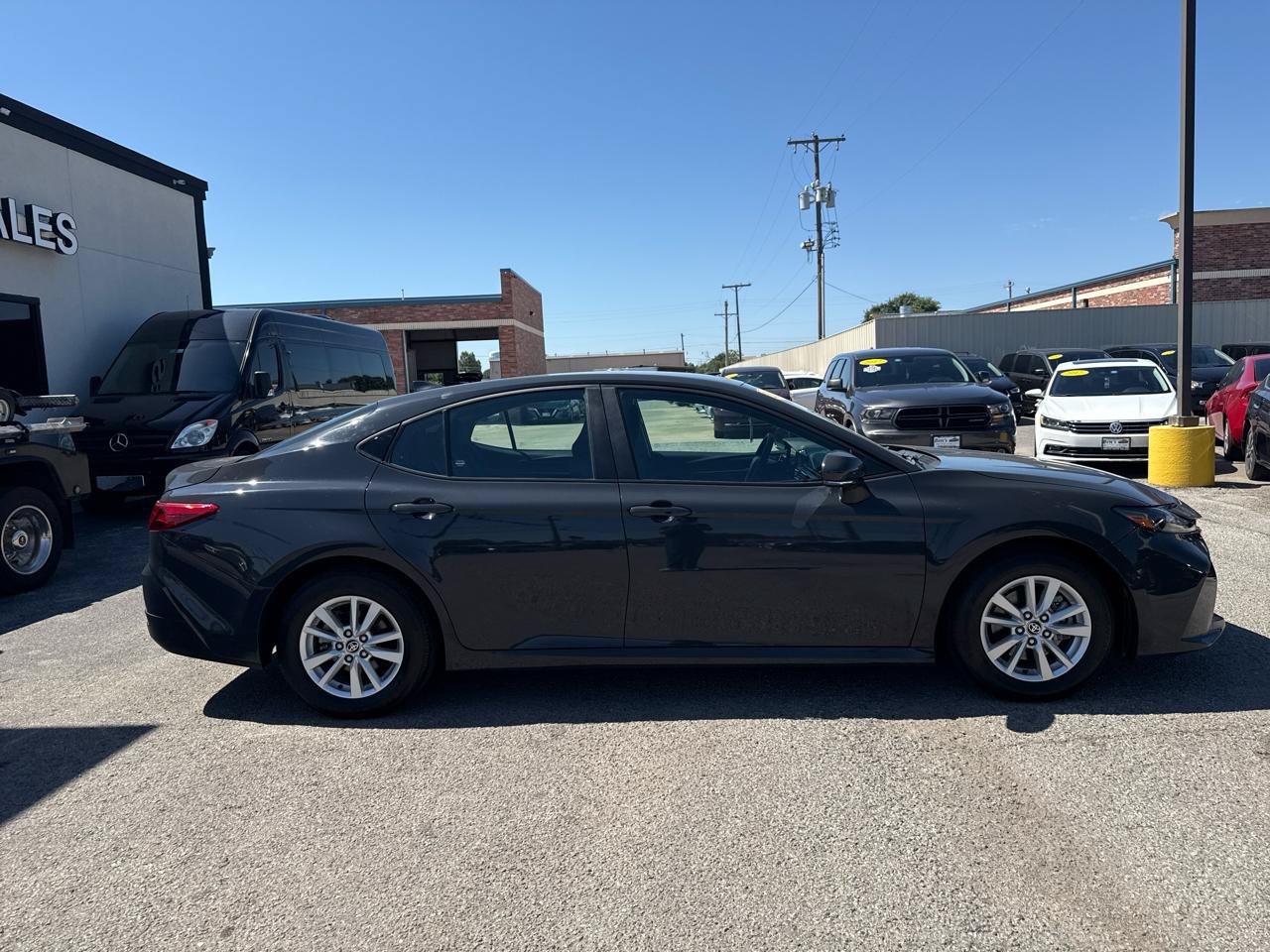 Used 2025 Toyota Camry LE FWD image 5