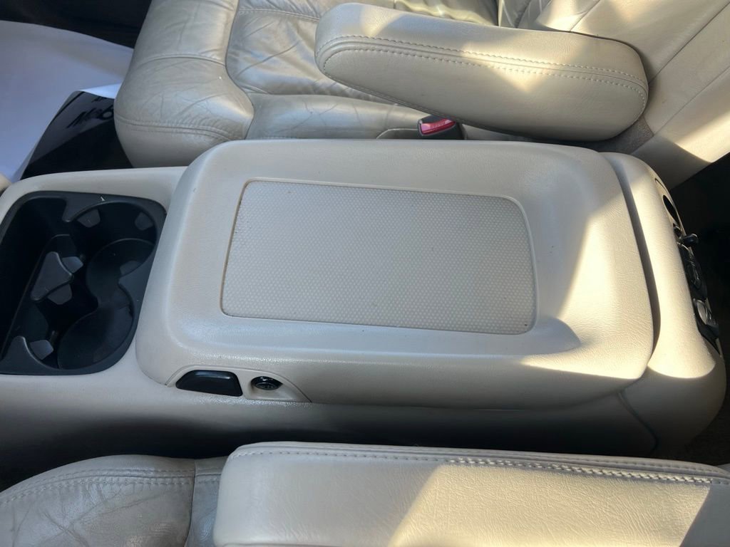 Used 2002 Chevrolet Suburban LT image 32