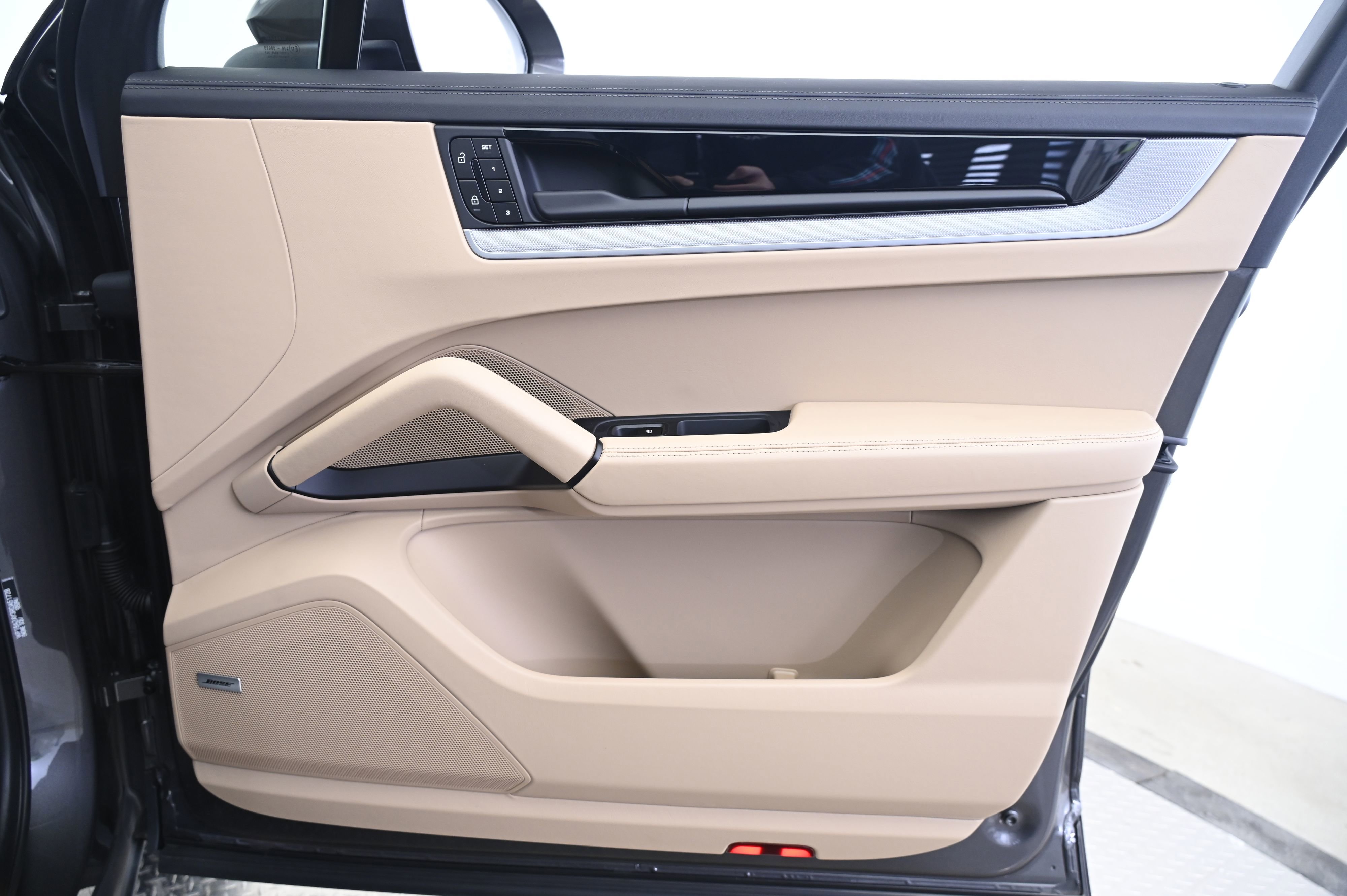 Certified 2024 Porsche Cayenne Coupe image 20