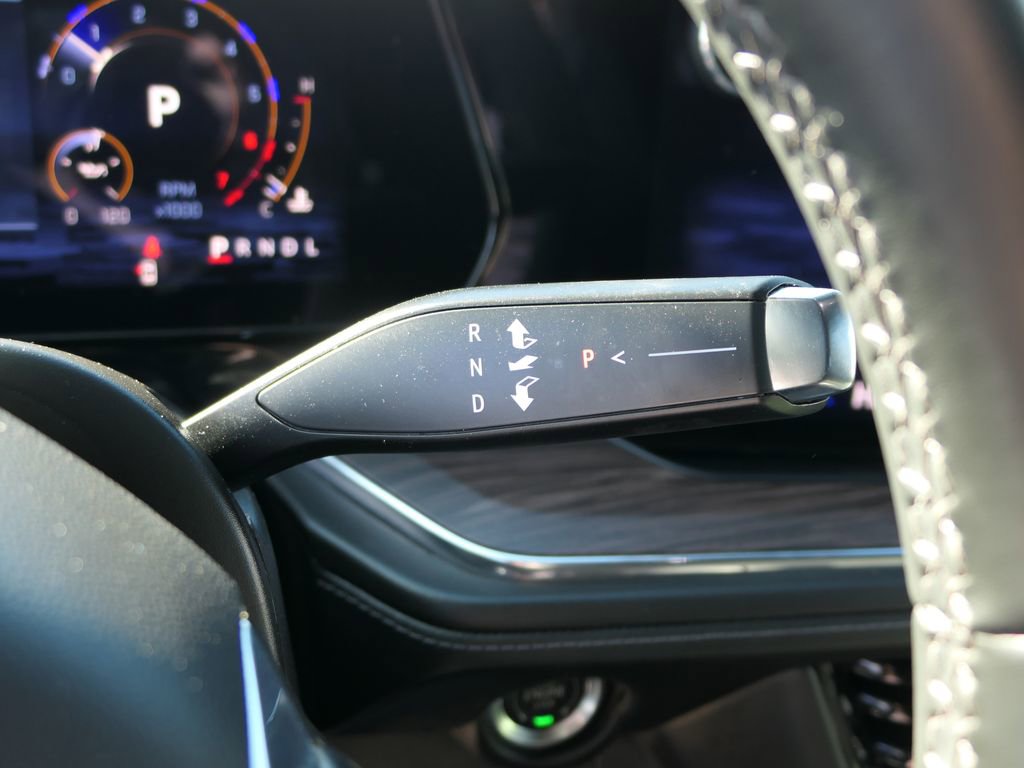 Used 2025 Chevrolet Suburban Z71 image 15