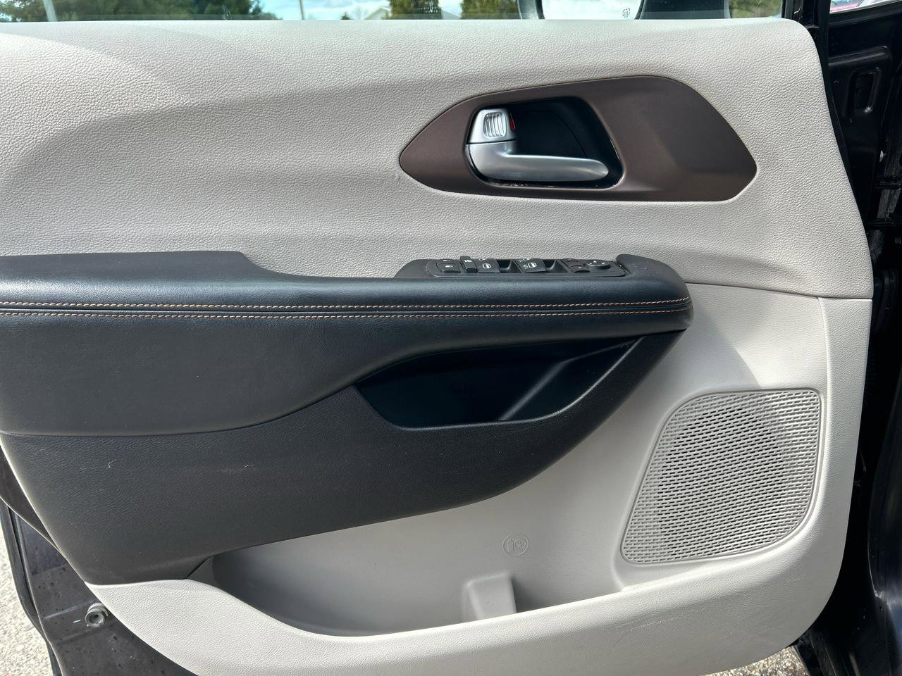Used 2017 Chrysler Pacifica Touring FWD image 8