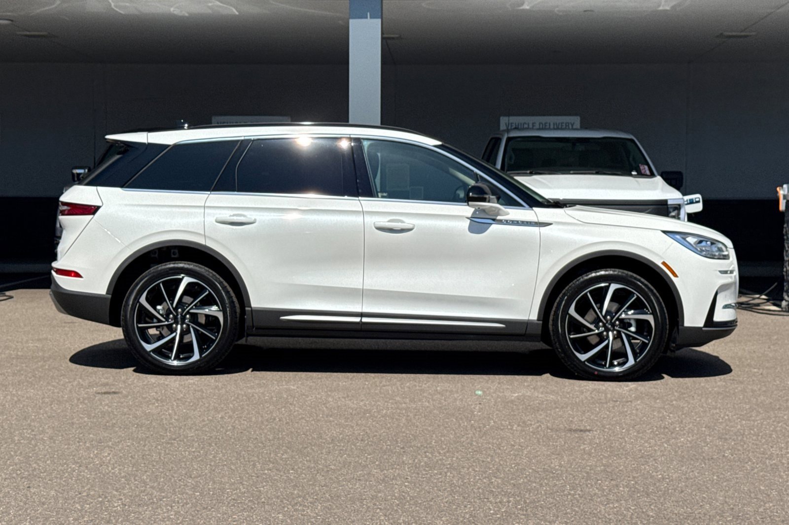 New 2025 Lincoln Corsair Reserve w/ Equipment Group 202A image 2