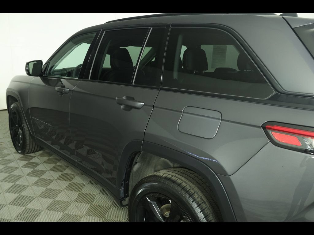 Used 2023 Jeep Grand Cherokee Limited w/ Black Appearance Package AWD/4WD image 19