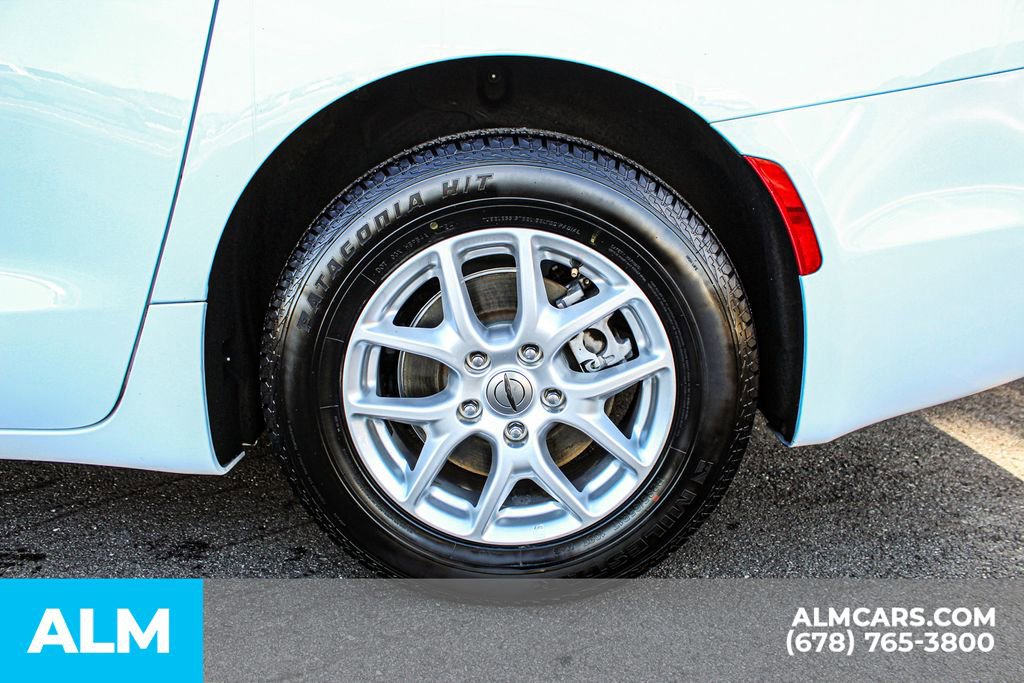 Used 2023 Chrysler Pacifica Touring-L image 16