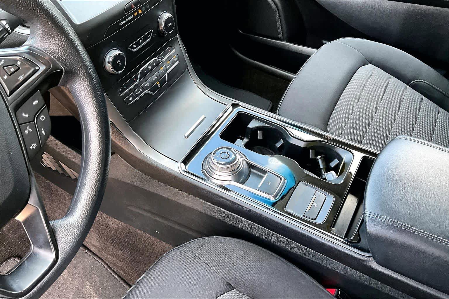 Used 2020 Ford Edge SE FWD image 17