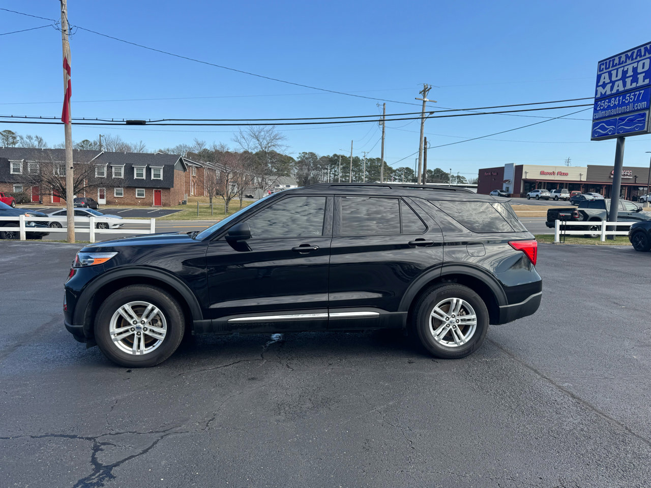 Used 2022 Ford Explorer XLT w/ Equipment Group 202A image 2