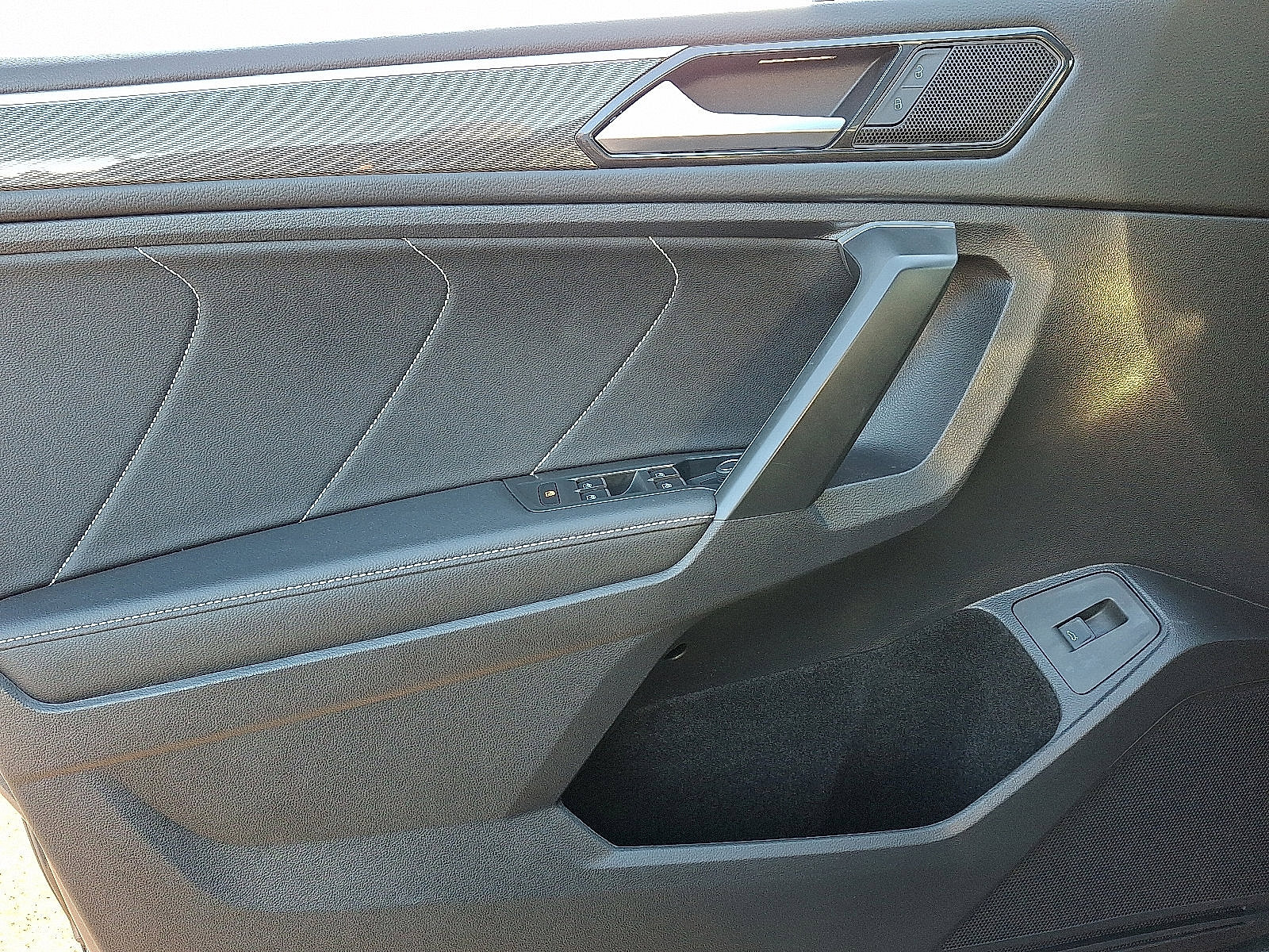 Used 2024 Volkswagen Tiguan SE R-Line image 13