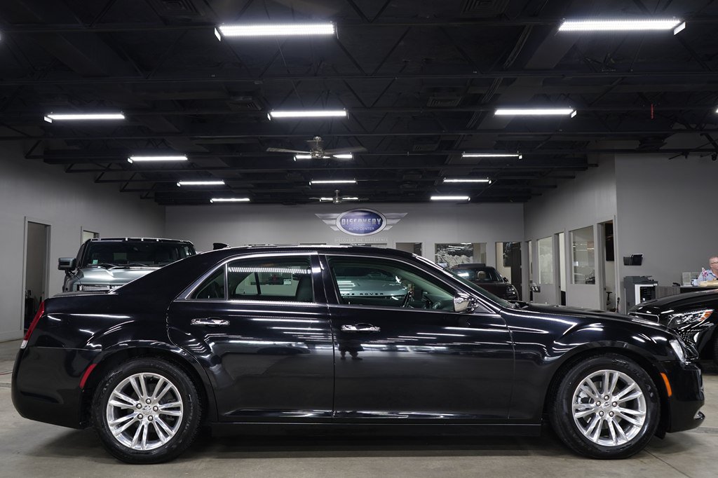 Used 2017 Chrysler 300 C RWD image 6