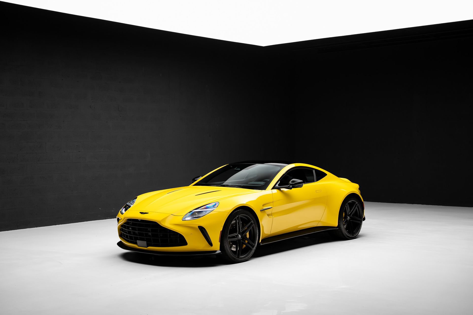 Used 2025 Aston Martin V8 Vantage Coupe RWD image 4