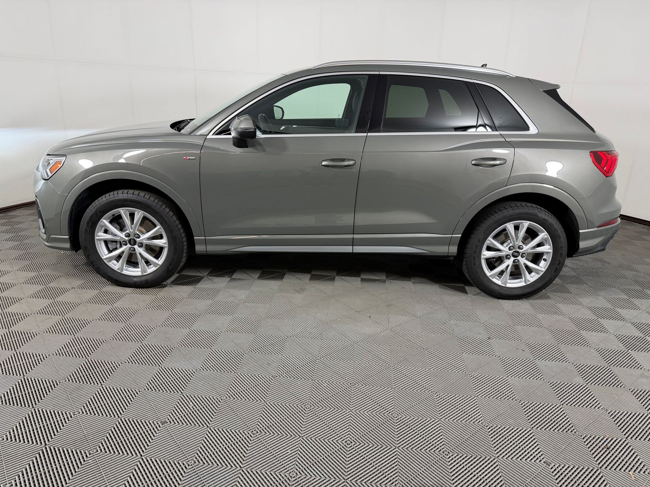Certified 2023 Audi Q3 2.0T Premium Plus w/ Premium Plus Package AWD/4WD image 2