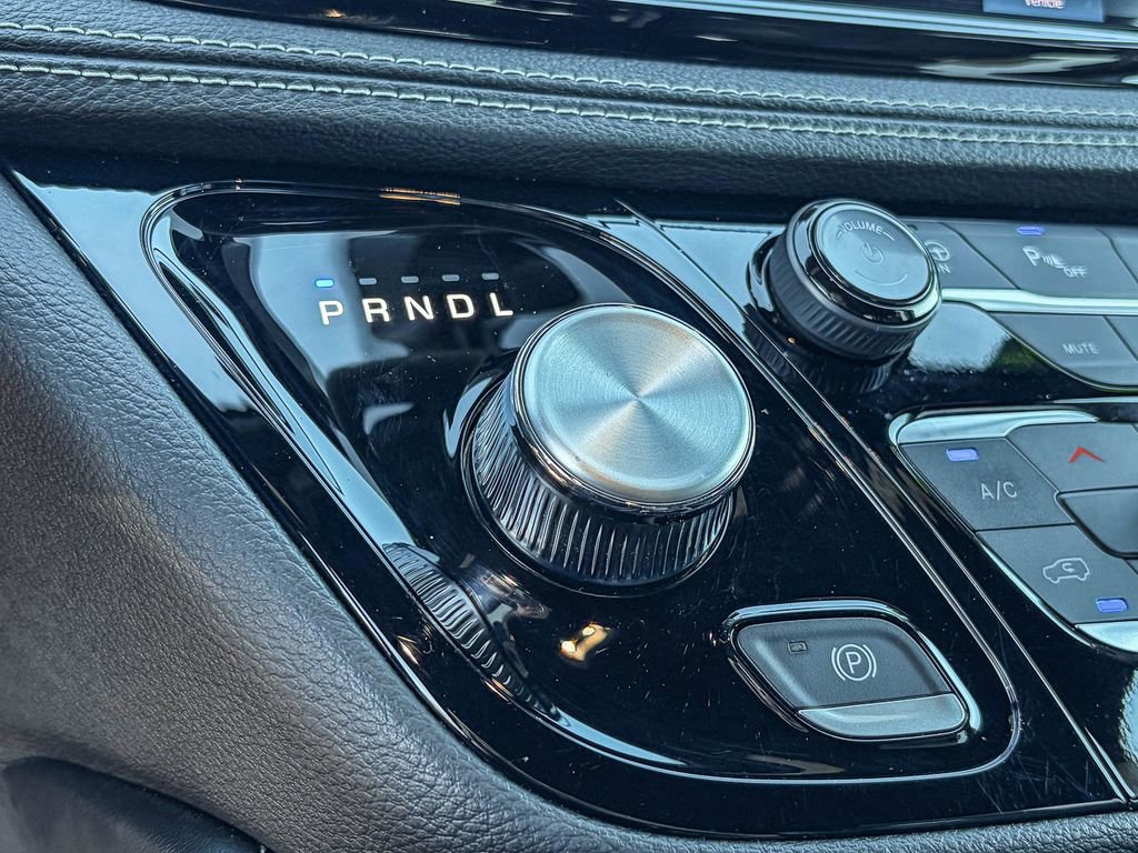 Used 2025 Chrysler Pacifica Premium image 45