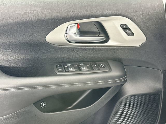 Used 2024 Chrysler Pacifica Premium image 27