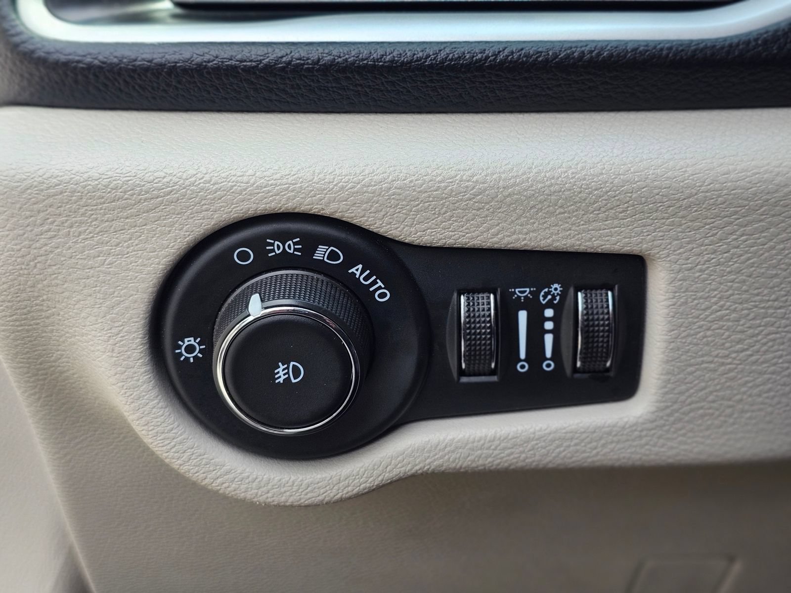 Used 2024 Chrysler Pacifica Limited FWD image 19