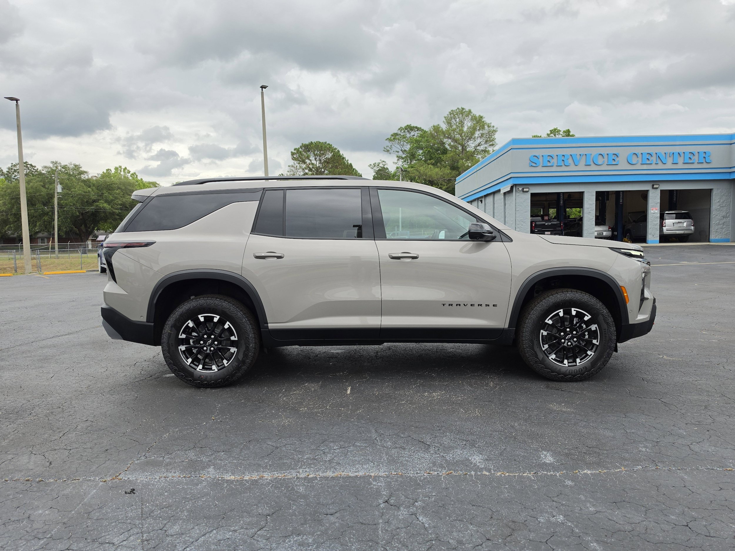 New 2026 Chevrolet Traverse Z71 w/ Enhanced Driving Package AWD/4WD image 3