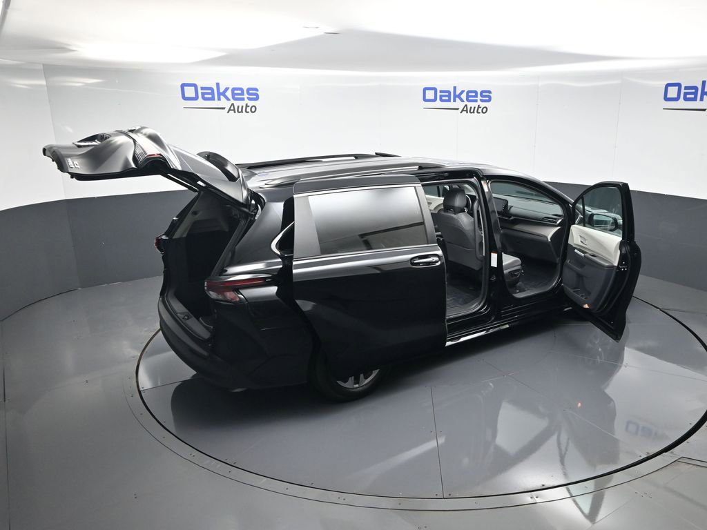 Used 2024 Toyota Sienna XLE image 60