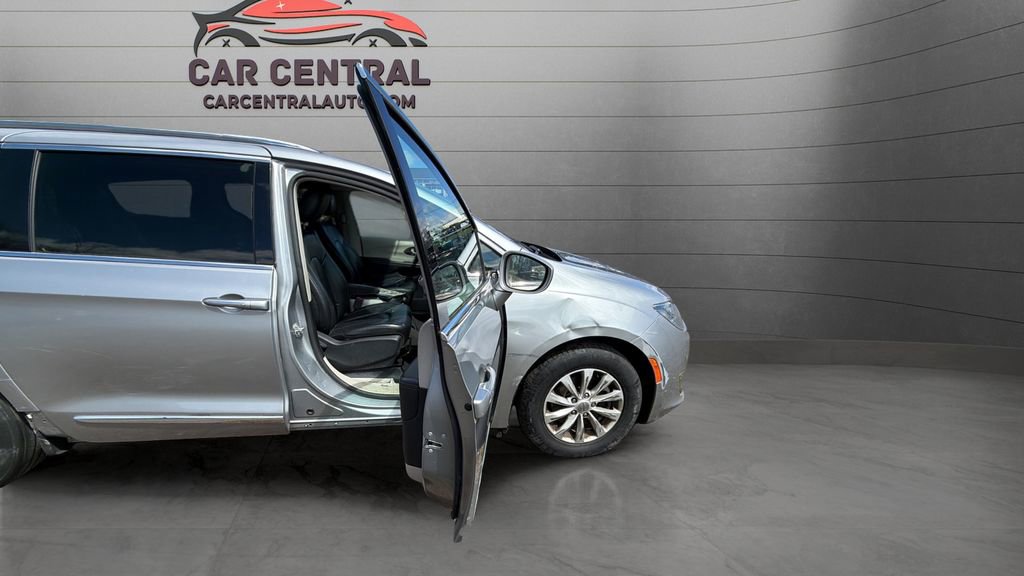Used 2019 Chrysler Pacifica Touring-L FWD image 13