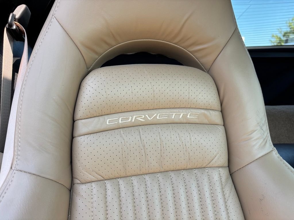 Used 2001 Chevrolet Corvette Coupe w/ Preferred Equipment Group1 RWD image 21