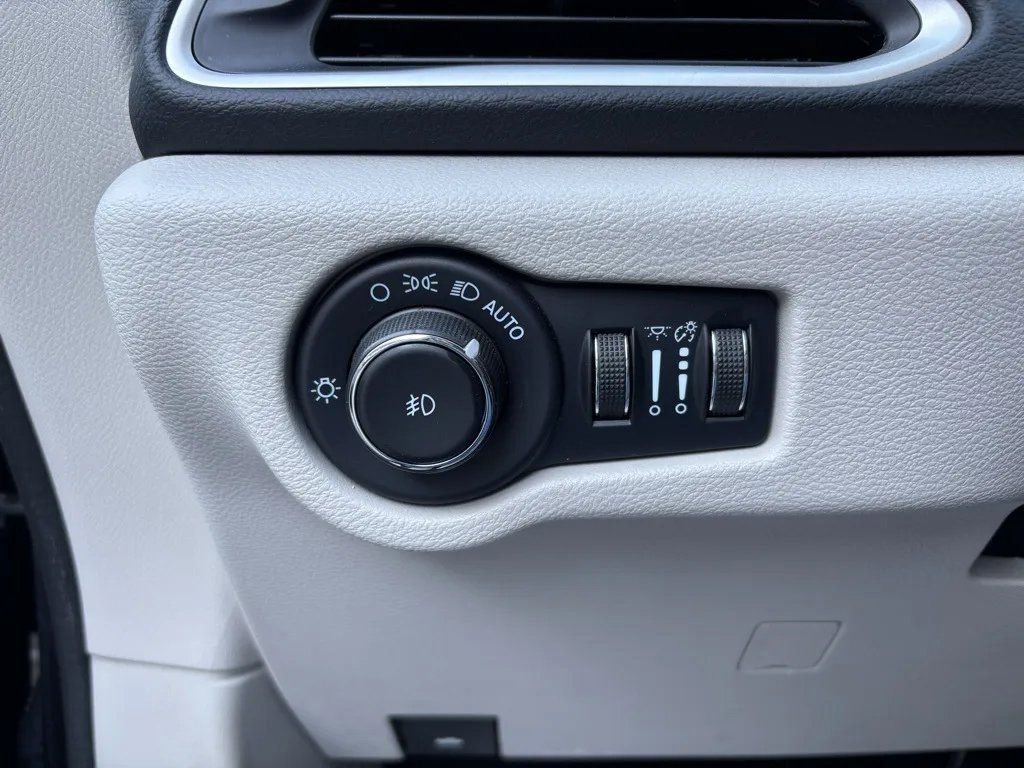 Used 2023 Chrysler Pacifica Touring-L image 11