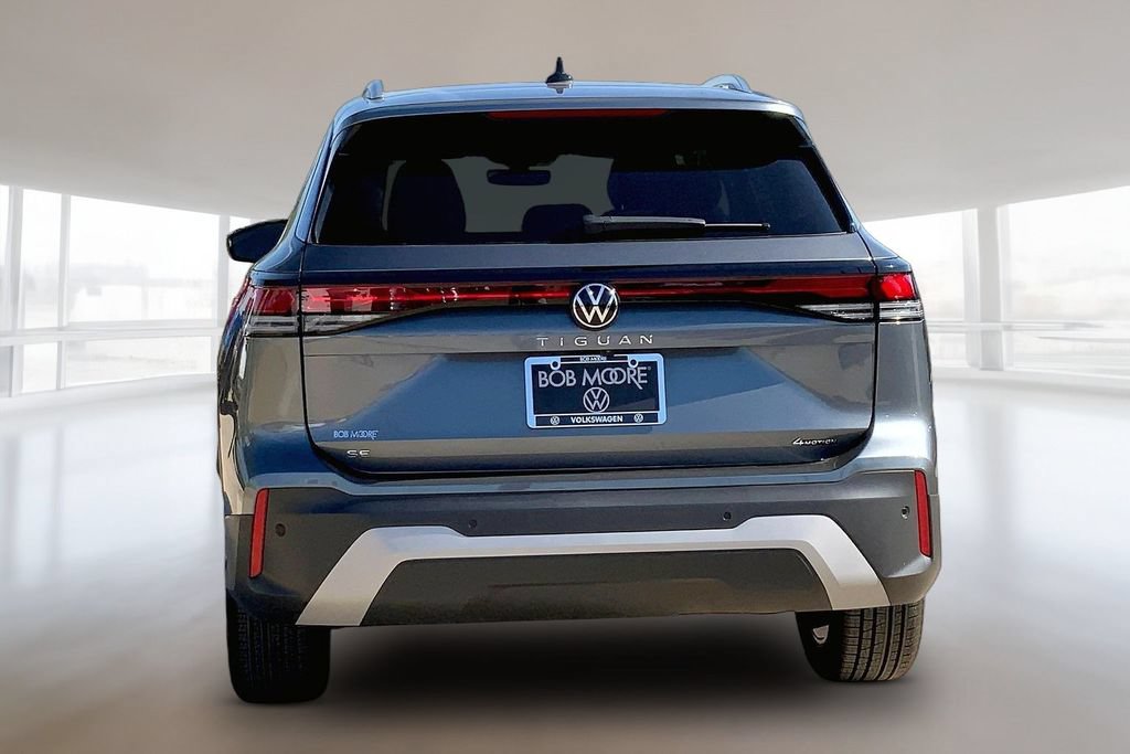 Used 2025 Volkswagen Tiguan SE AWD/4WD image 4