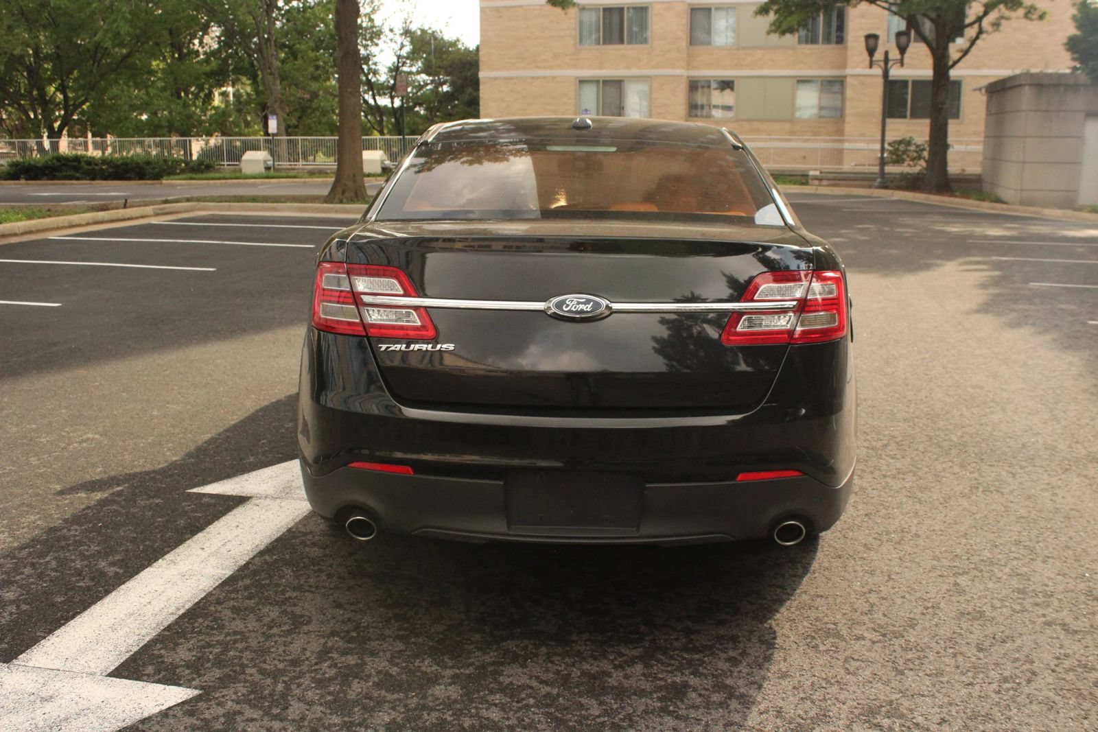 Used 2016 Ford Taurus SE FWD image 8