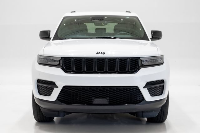 Used 2024 Jeep Grand Cherokee Altitude AWD/4WD image 4