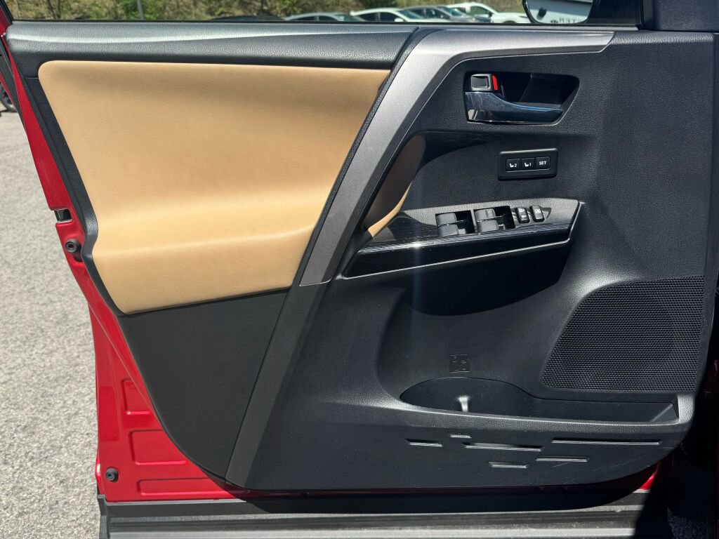 Used 2016 Toyota RAV4 Limited image 14