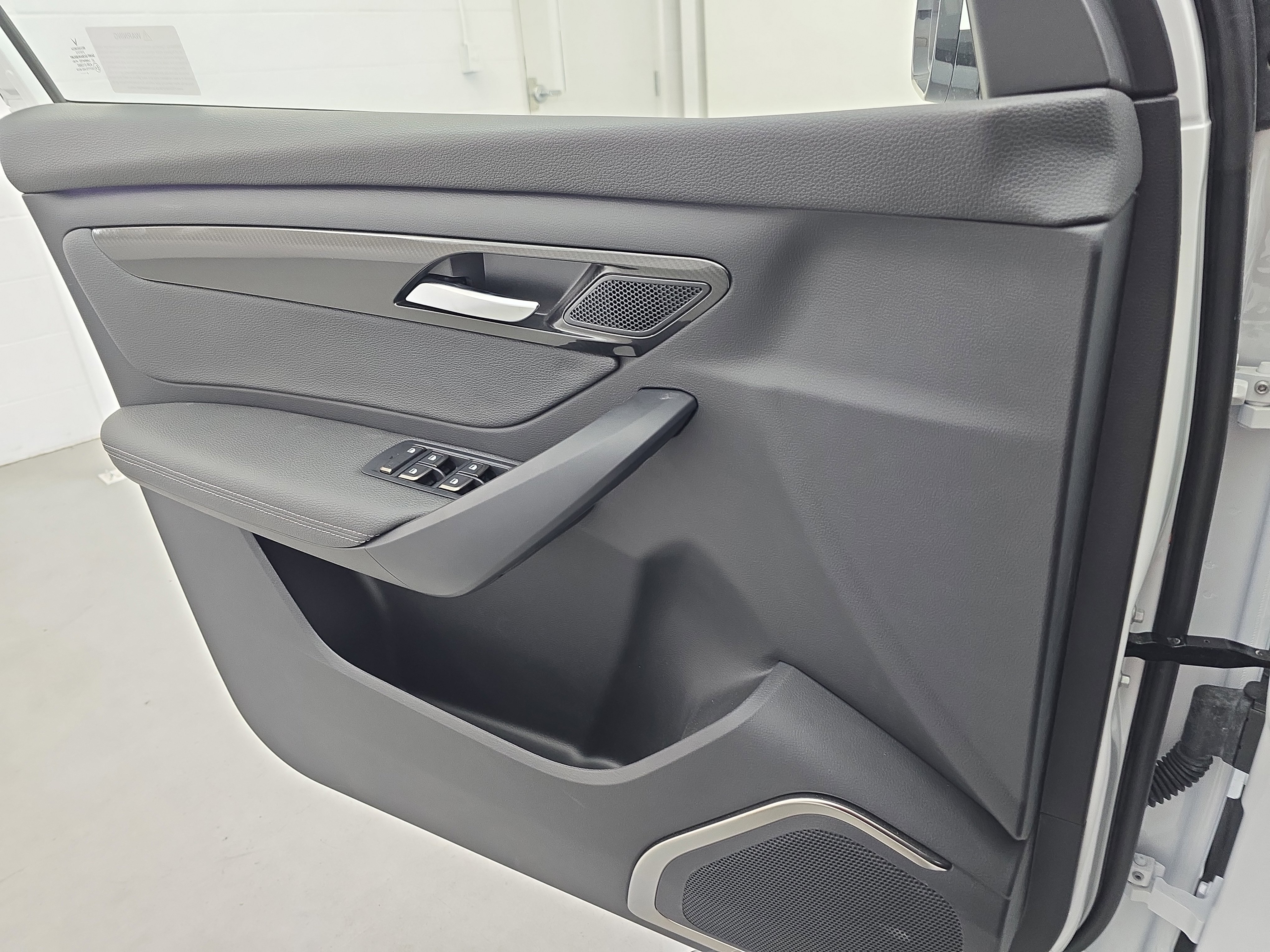New 2025 VinFast VF 8 Eco image 23