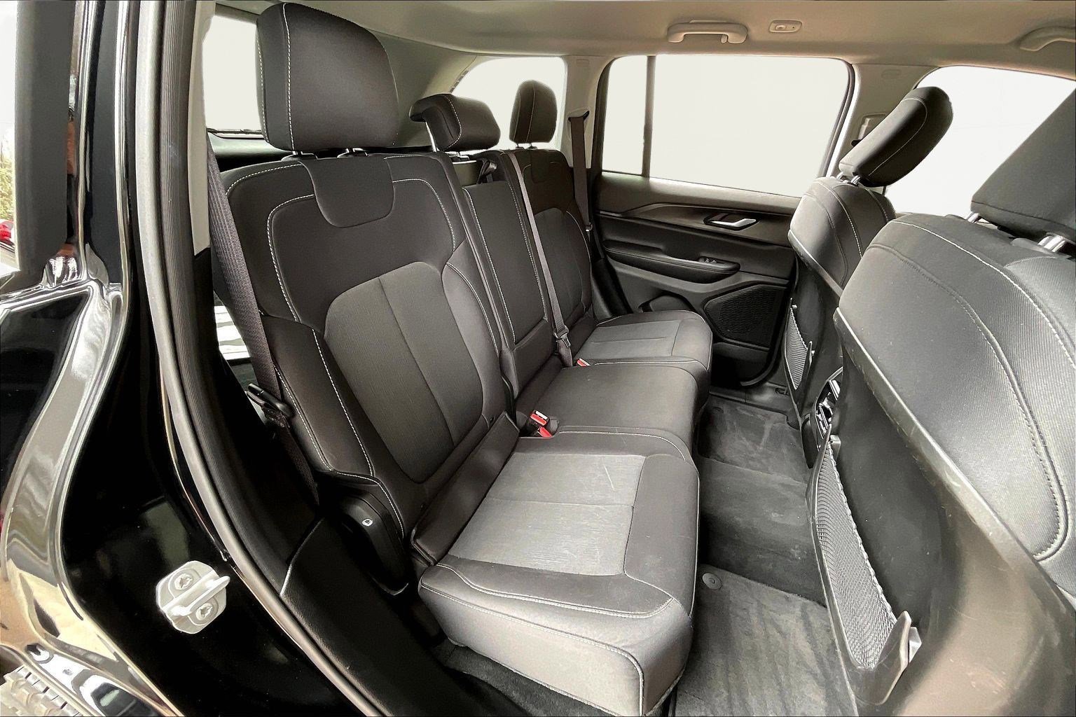 Used 2023 Jeep Grand Cherokee Laredo image 24