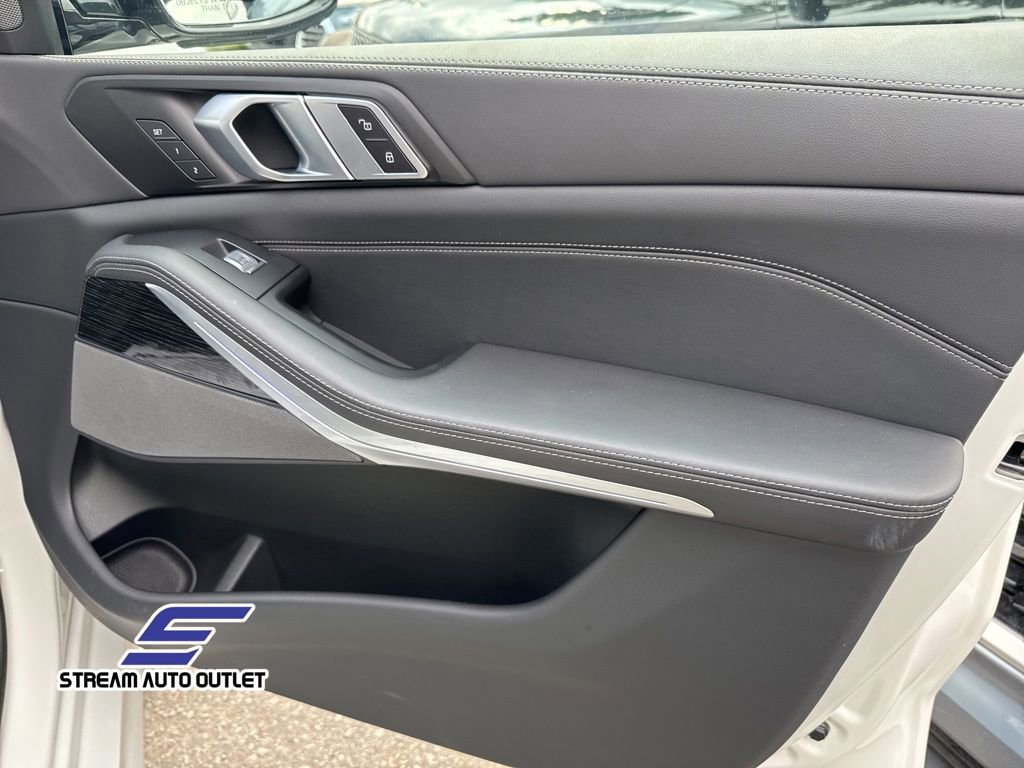 Used 2024 BMW X7 xDrive40i w/ M Sport Package image 40