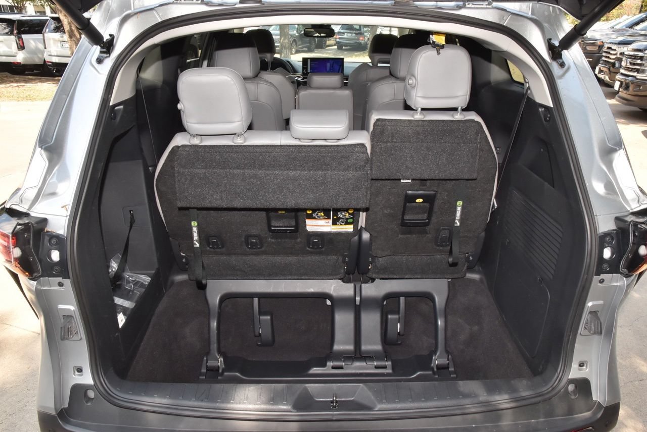 Used 2025 Toyota Sienna XLE FWD image 39