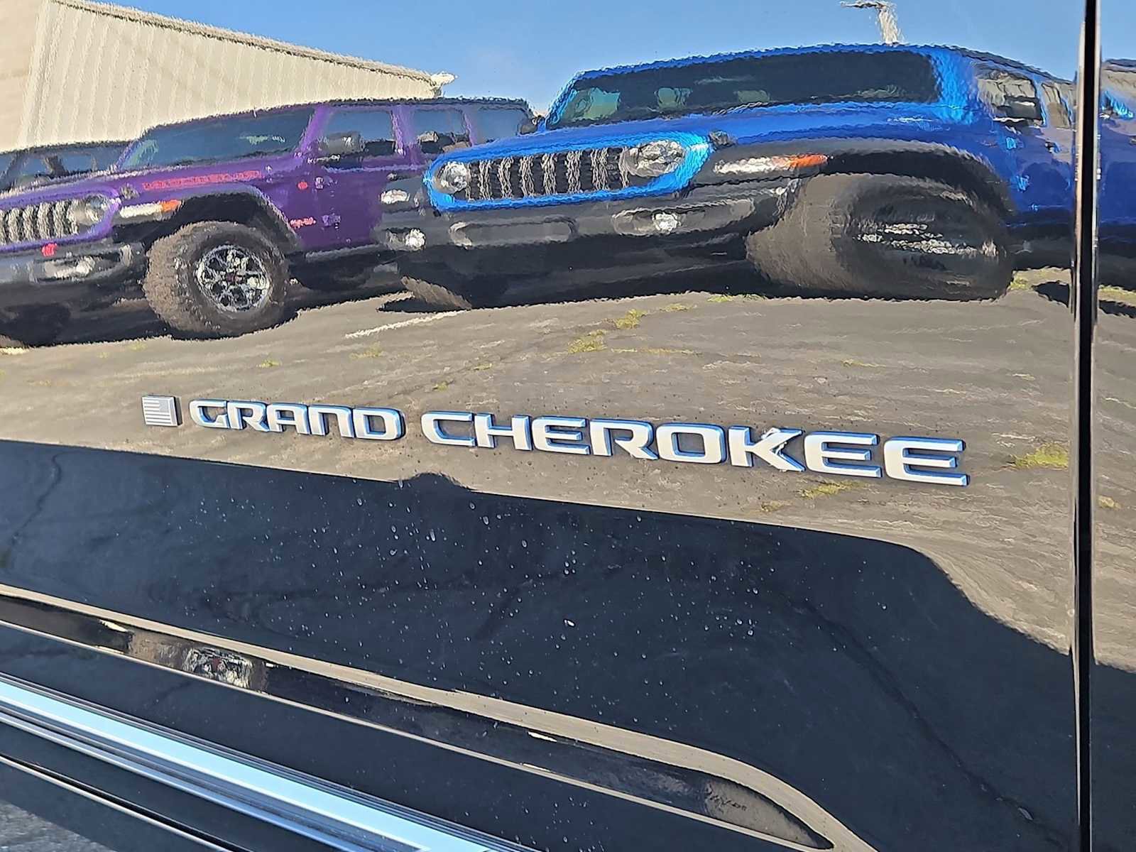 Used 2022 Jeep Grand Cherokee Summit w/ Luxury Tech Group V image 13