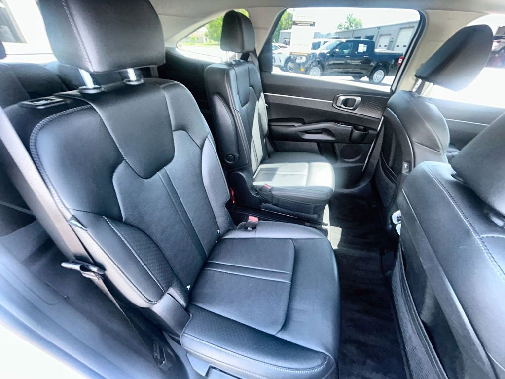Used 2025 Kia Sorento EX w/ Panoramic Sunroof Package FWD image 13