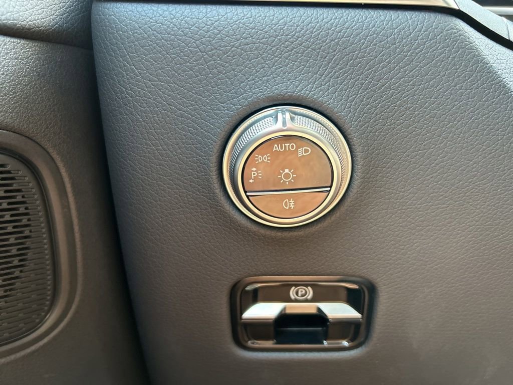 Used 2024 Mercedes-Benz GLC 300 4MATIC image 24