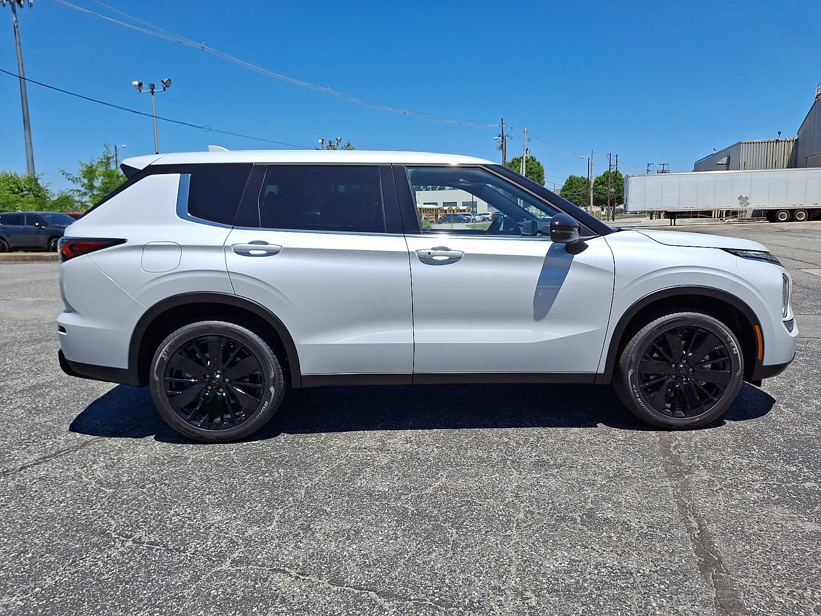 New 2026 Mitsubishi Outlander LE AWD/4WD image 9