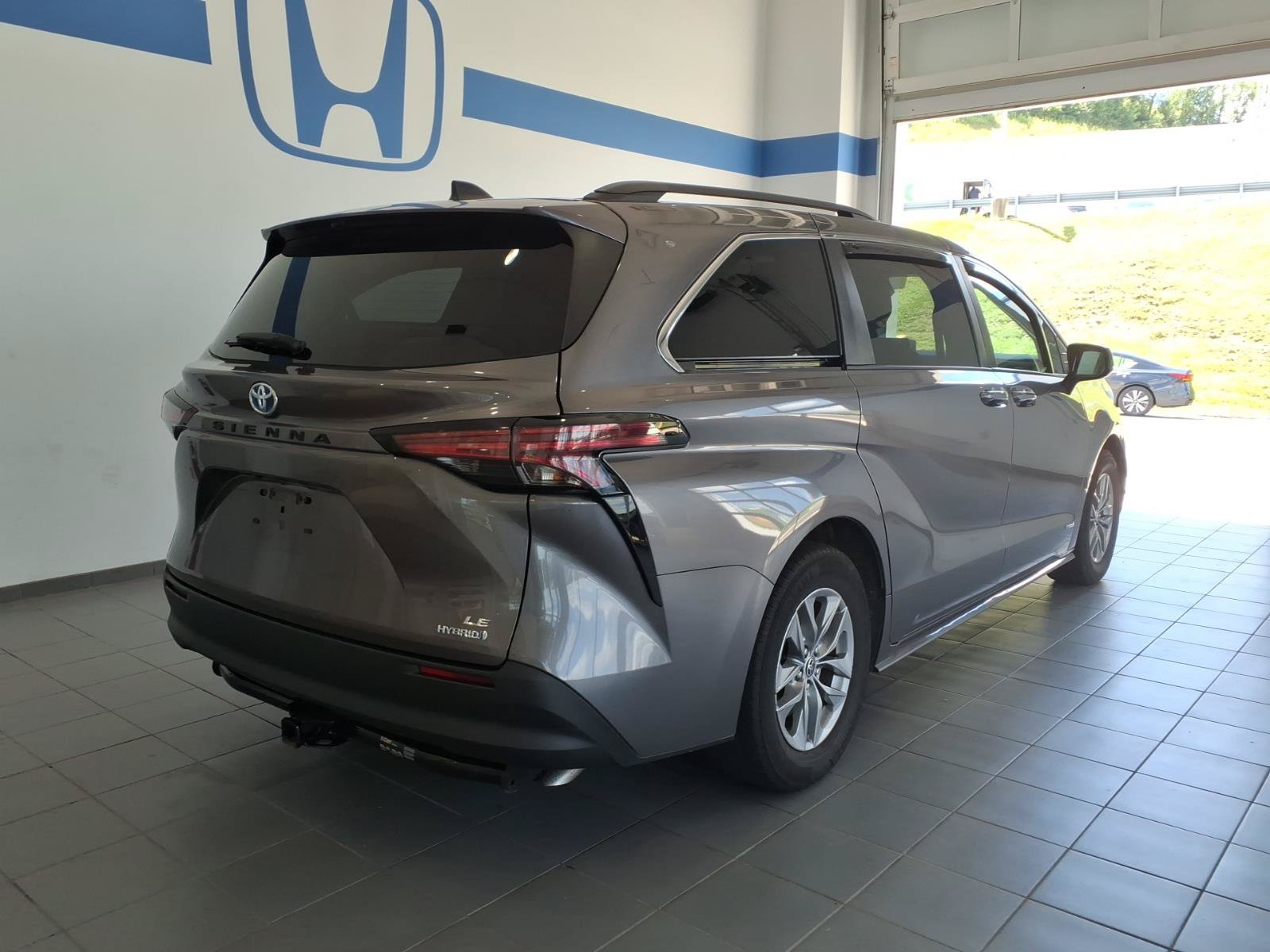 Used 2021 Toyota Sienna LE w/ LE Plus Package FWD image 5