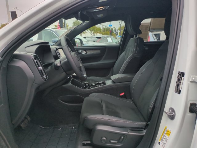 Certified 2023 Volvo XC40 B5 Plus w/ Protection Package Premier AWD/4WD image 13