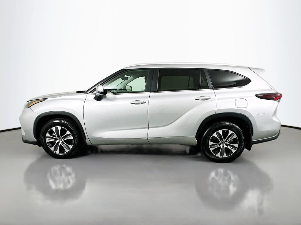 Certified 2024 Toyota Highlander XLE AWD/4WD image 8