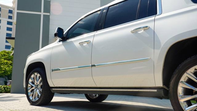 Used 2019 Cadillac Escalade ESV Premium Luxury RWD image 16