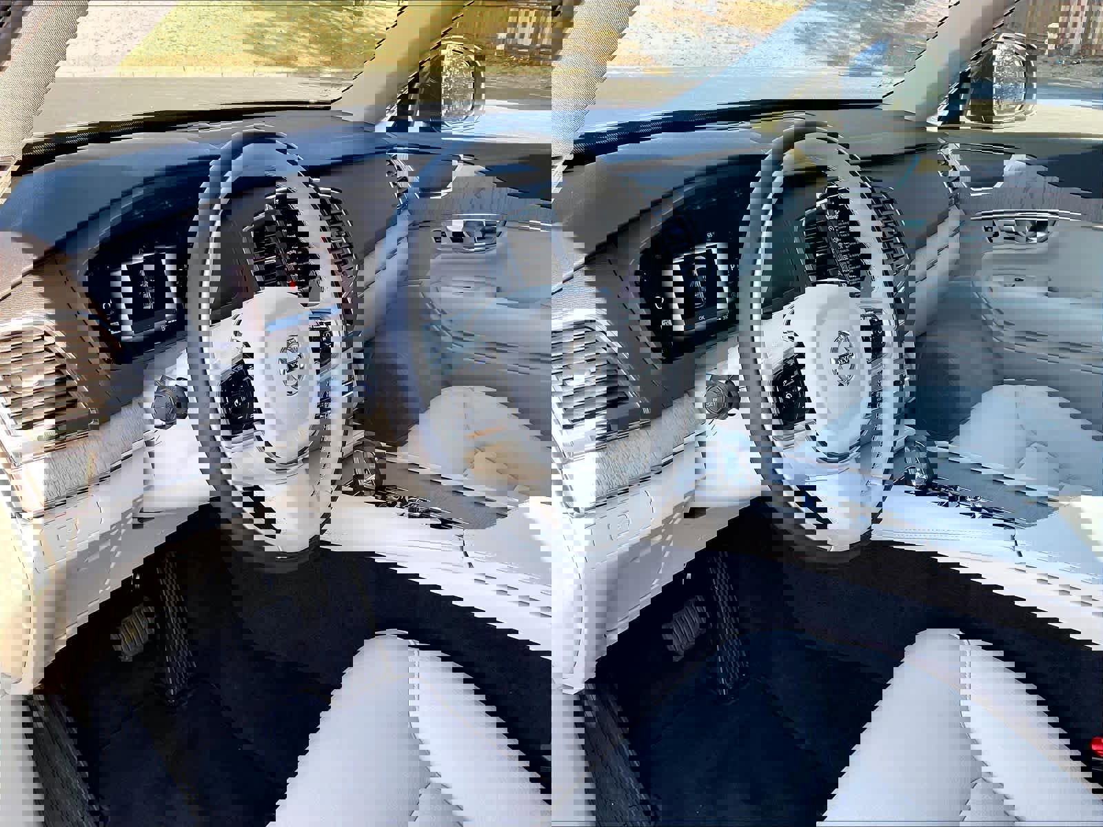 Used 2025 Volvo XC90 B6 Core w/ Climate Package image 17