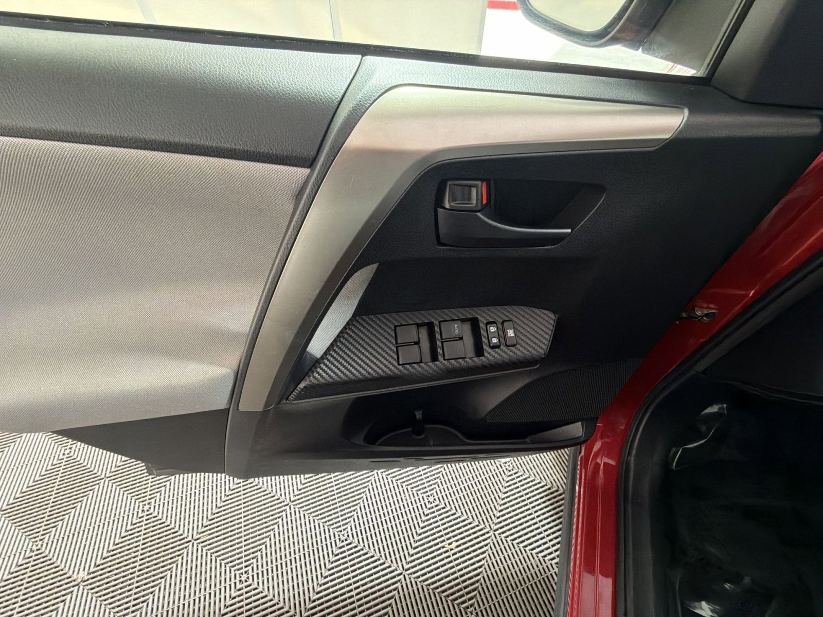 Used 2015 Toyota RAV4 LE image 15