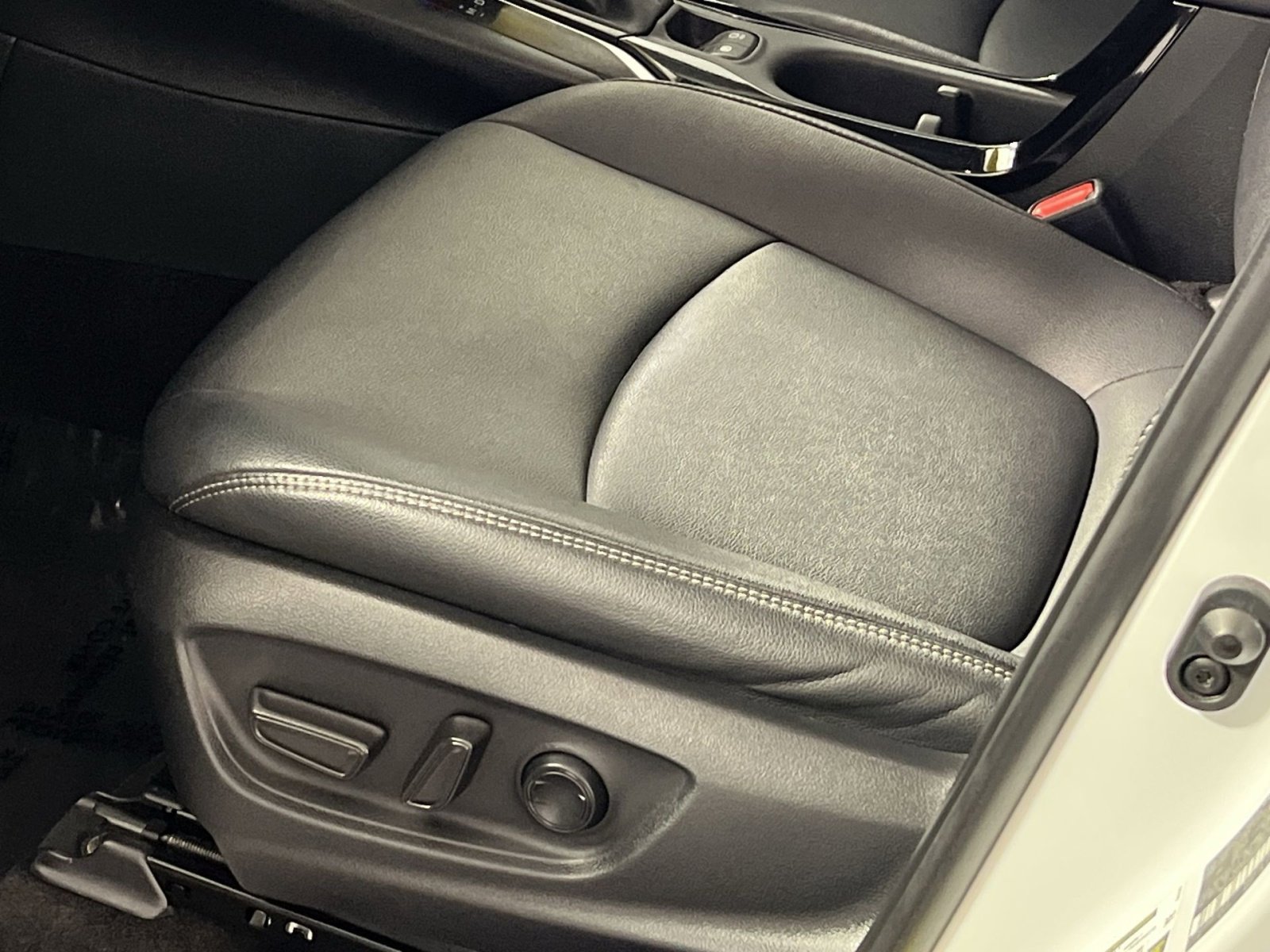 Used 2023 Toyota Corolla Cross XLE image 14