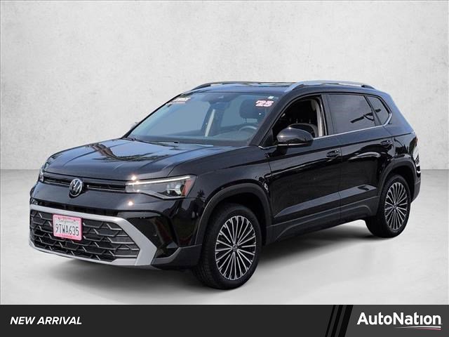 Used 2025 Volkswagen Taos SE w/ Panoramic Sunroof Package