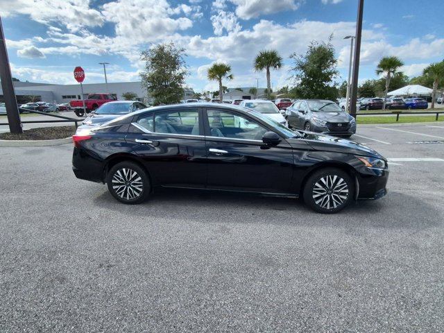 Used 2025 Nissan Altima 2.5 SV AWD/4WD image 4