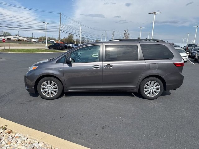 Used 2017 Toyota Sienna XLE Premium image 4
