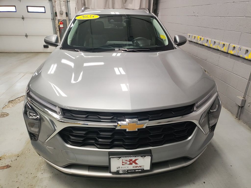 Used 2025 Chevrolet Trax LT w/ Sunroof Package image 6